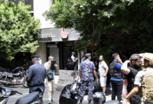 Photo of (ВИДЕО) Либанец со пушка држи заложници во банка, не му ги даваат заштедените пари