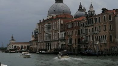 Photo of Казнети туристи кои сурфале по Венеција