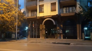 Photo of Удрил во бандерите и во 2 автомобила на бугарската амбасада во Скопје и избегал