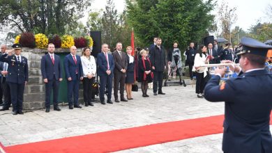 Photo of Владина делегација предводена од премиерот Ковачевски одаде почит на борците од НОБ на Спомен-костурницата во Куманово