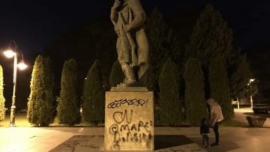 Photo of Вандализиран споменикот на Гоце Делчев во Градскиот парк