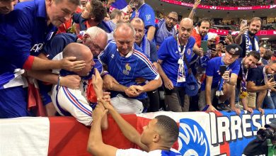 Photo of Мбапе на загревање „нокаутирал“ навивач со топка па отиде да му се извини