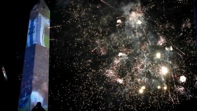 Photo of Видео: Неколку навивачи на Аргентина се искачија на 68-метарскиот Обелиск за време на прославата на мундијалскиот трофеј