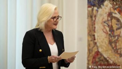 Photo of Анџела Агелер како Џон Ленон