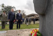 Photo of Заедничко чествување: Османи и Милков положија цвеќе на споменикот на Св.Климент Охридски