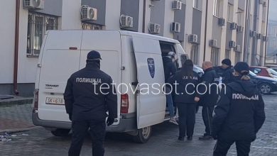 Photo of (Видео)Со качулка на глава и многу полицајци во судот во Тетово донесена 17 год.девојка обвинета дека го убила 16 год,вереник