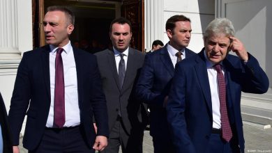 Photo of Дилемата на Ахмети: Дали преку Груби доаѓаат по мене?
