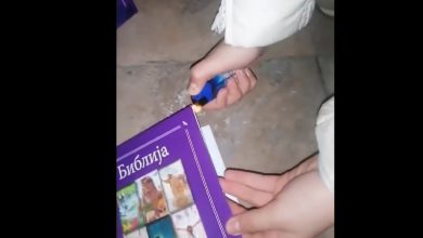 Photo of ВИДЕО – Скандалозно.Татко со своите деца запали Библии испечатени со благослов на архиепископот г.г. Стефан