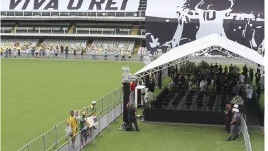 Photo of Видео: Ковчегот со посмртните останки на Пеле пречекан со огномет: Поставен е на стадионот на „Сантос“