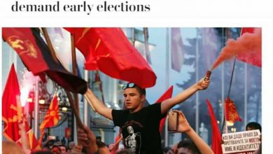 Photo of (ФОТО) Натепаниот секретар на „Цар Борис Трети“ се најде во 2018 во светски медиуми кога веел знамиња на митингот на ВМРО ДПМНЕ