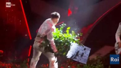 Photo of (ВИДЕО) Скандал на фестивалот, млад пејач ја уништи сцената на Сан Ремо!
