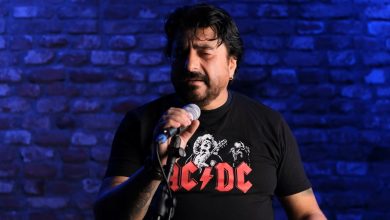 Photo of (ВИДЕО) Сале – СРВ за „скршените срца“ на заљубените чиј свет се урива пред „двете лица на љубовта“ во рок баладата – „Зошто да ти верувам?“