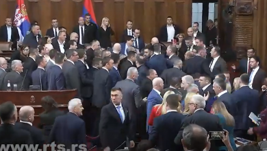 Photo of (ВИДЕО) Инцидент во српското собрание: Пратениците од власта и опозицијата почнаа да се туркаат, обезбедувањето го опкружи Вучиќ