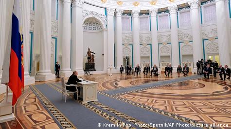 Рускиот претседател Путин (л.) претседава со Советот за безбедност во Кремљ