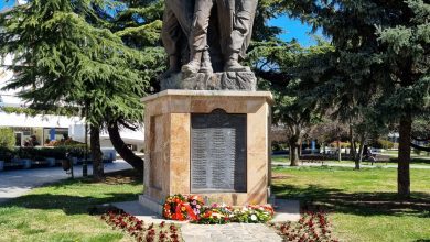 Photo of Делегација од Кабинетот на претседателот положи цвеќе пред Споменикот на бранителите