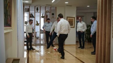 Photo of Антистрес дружба на министри на ДУИ. Во канцеларијата на Груби  играа фудбал и се сликаа