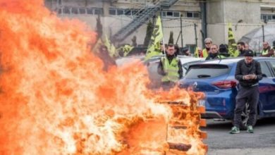 Photo of (ВИДЕО) Гневни Французи се на улица поради Макрон, го запалија влезот во банката