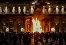 Photo of (ВИДЕО) Запалено градското собрание во градот Бордо на синоќешните протести во Франција