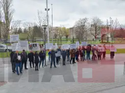 Photo of ВИДЕО: Членови на семејства кои се лекувале во клиниката го пречекаа Жан Митрев со транспаренти, тој обвинува за хајка 