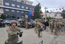 Photo of КФОР распореди војници пред зградата на општина Звечан, се уште се присутни специјалците на косовската полиција