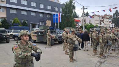 Photo of КФОР распореди војници пред зградата на општина Звечан, се уште се присутни специјалците на косовската полиција