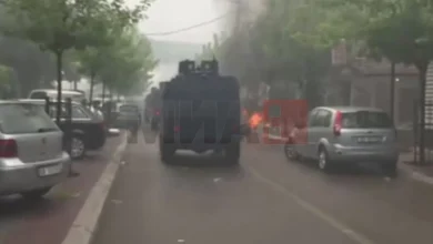 Photo of ВИДЕО: Солзавец и шок бомби во Звечан, Косовската полиција влезе во зградата на општината. Вучиќ ја стави војската на готовс