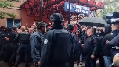 Photo of КФОР ги пропушти вработените до влезот на општина Звечан, косовската полиција ги запре и фрли солзавец