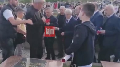 Photo of Видео: Татко на загинат припадник на ОНА не го пушти Ахмети да положи цвеќе на гробот