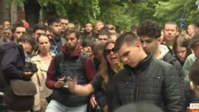 Photo of ВИДЕО: „Тој е разгалено, монструозно дете“ – крик на мајка ја прекина тишината на собирот пред училиштето во Белград