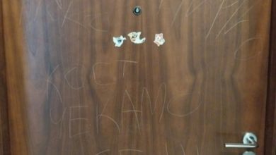 Photo of Погрдни зборови и закани на влезната врата од станот на Коста К.
