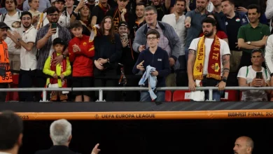 Photo of Сребрениот медал од ЛЕ, Мурињо го подари на навивач на Рома