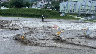 Photo of Се излеа Крива Река, отсечено село Т’лминци, однесени пешачки мостови и поплавени домови во Крива Паланка