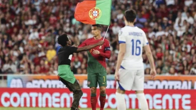 Photo of ВИДЕО: Навивач втрча на терен, клекна пред Роналдо и го крена во раце. Натпреварот Португалија – Босна прекинат