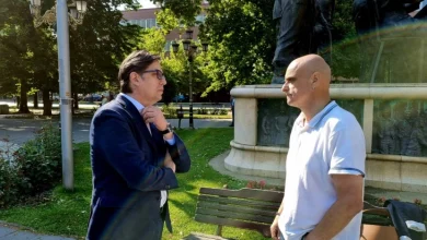 Photo of Пендаровски го посети активистот Суад Мисини кој штрајкува со жед и го потпиша указот на Законот за матична евиденција