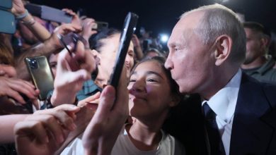 Photo of (ВИДЕО) Чудните постапки на диктаторите: Путин влета меѓу обожуватели и ги бакнуваше жените