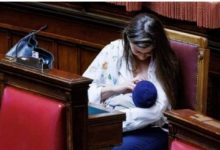 Photo of ВИДЕО: Пратеничка од Италија го доеше бебето во салата, пратениците ракоплескаа