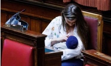 Photo of ВИДЕО: Пратеничка од Италија го доеше бебето во салата, пратениците ракоплескаа