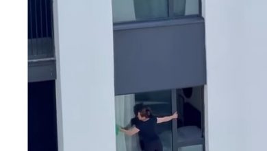Photo of ВИДЕО: Снимка која предизвика револт во јавноста –  Без заштитна опрема, на 11-ти кат во Белград, жена го брише прозорецот 