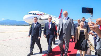 Photo of (ФОТО+ВИДЕО) Рама пристигна во Скопје. Груби го пречека на аеродром, Ковачевски пред Влада со највисоки почести