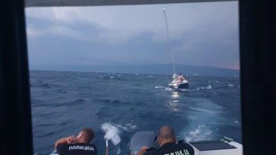 Photo of ВИДЕО:Езерската полиција спаси пет лица од едрилица во Охридското Езеро, откако сопственикот на едрилицата изгубил контрола поради невремето