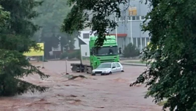 Photo of Видео: Во невремето во Словенија еден се удавил двајца од Холандија ги убил гром