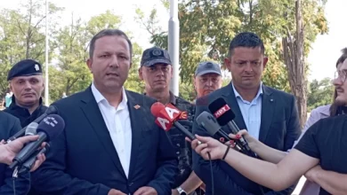 Photo of Спасовски: Човекот кој го вееше знамето на Голема Албанија не е вработен во МВР. На собирот имаше и странци