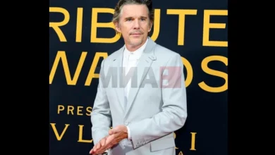 Photo of Итан Хок со автобус пристигна на Филмскиот фестивал во Торонто