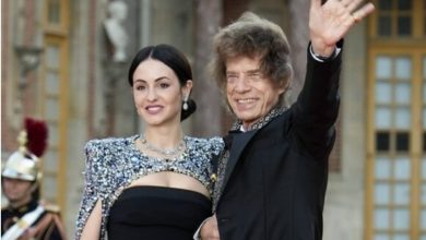 Photo of Мик Џегер (80) гордо позираше со својата свршеница (36) – силниот ветер не им пречеше