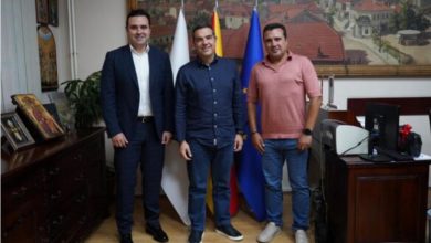 Photo of Костадинов ги пречека Заев и Ципрас: „Прекрасно е чувството кога разговараш со храбри и одлучни политичари“