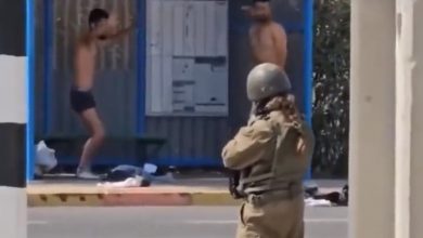 Photo of Снимка од Израел која го обиколи светот: Жена војник држи на нишан двајца терористи на Хамас и ги принудува да се соблечат (ВИДЕО)