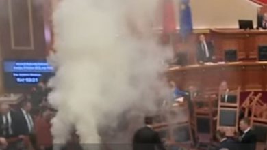 Photo of (Видео) Нови инциденти во албанскиот парламент: Пратениците активираа димни бомби, Рама ја напушти седницата