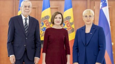 Photo of (ВИДЕО) Кучето на молдавската претседателка го касна за рака австрискиот претседател