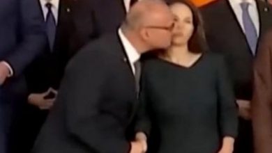 Photo of ВИДЕО: Министерот по грешка ја бакна во уста министерката од Германија – Бујар Османи гледаше