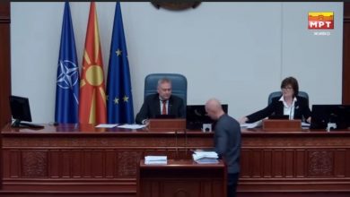 Photo of ВИДЕО: Хаос на седницата за измени на Деловникот – Крмов од левица кршеше компјутери, а по Мисовски фрлаше хартија